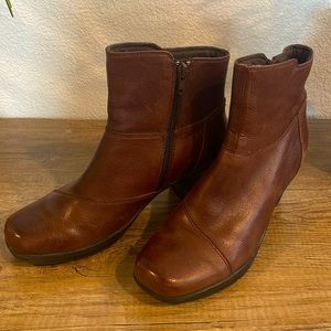 Clarks size 7.5 brown leather boots